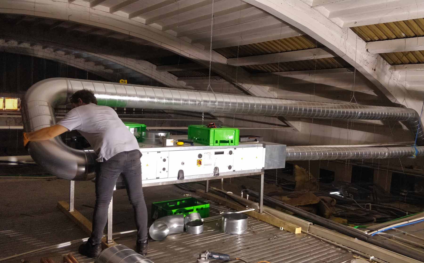 tecnico effettua la manutenzione di un impianto di climatizzazione industriale