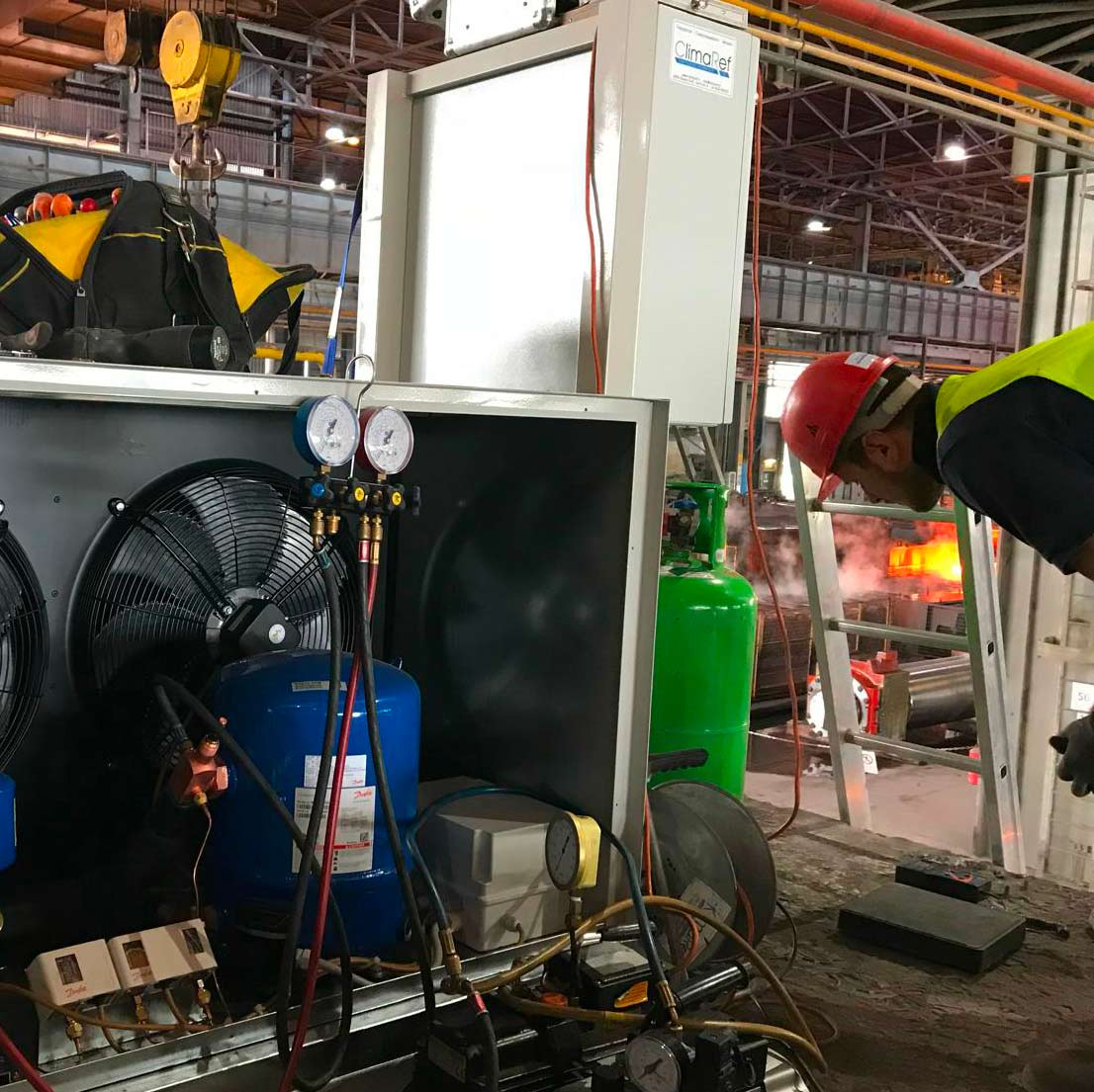 Assistenza_refrigerazione_industriale Tecnico Climaref effettua la manutenzione di un impianto di refrigerazione industriale
