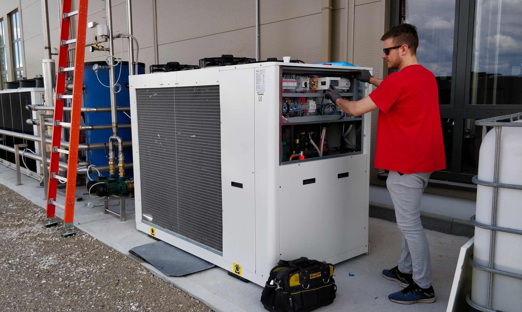 tecnico effettua la manutenzione di impianto di celle enologiche